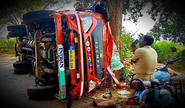 Truck laden with ice cream and truck laden with onion crashed in Kharibari