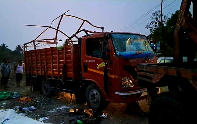 Coal laden truck overturned at Jyotiakali intersection on Siliguri-Jalpaiguri NH in Rajganj; driver injured